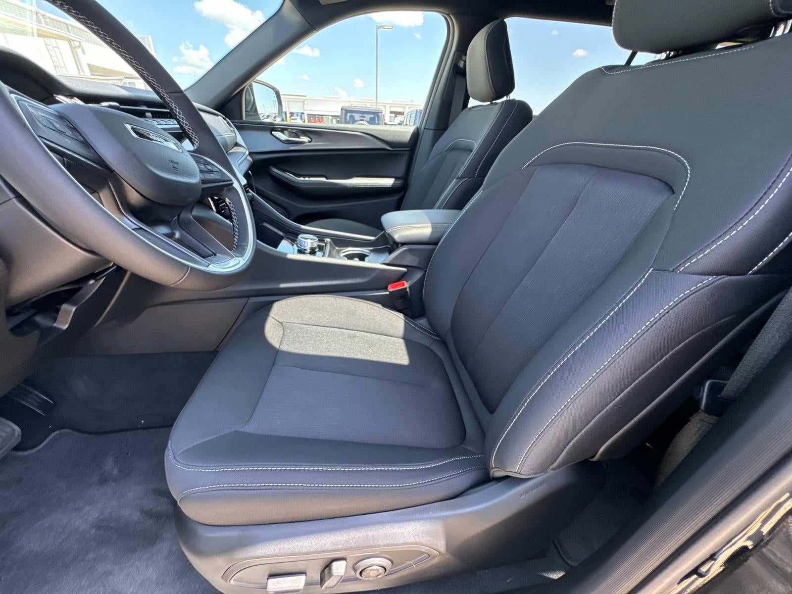 2025 Jeep Grand Cherokee GRAND CHEROKEE L LAREDO X 4X2