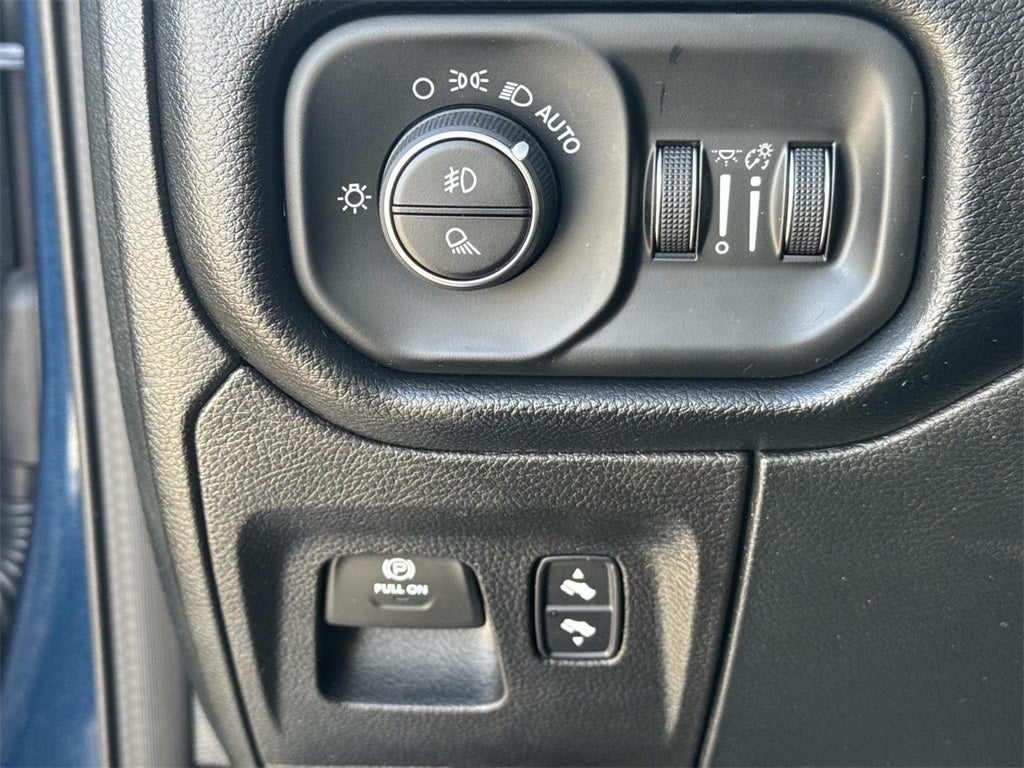 2020 RAM 1500 Laramie Crew Cab 4x4 5'7' Box