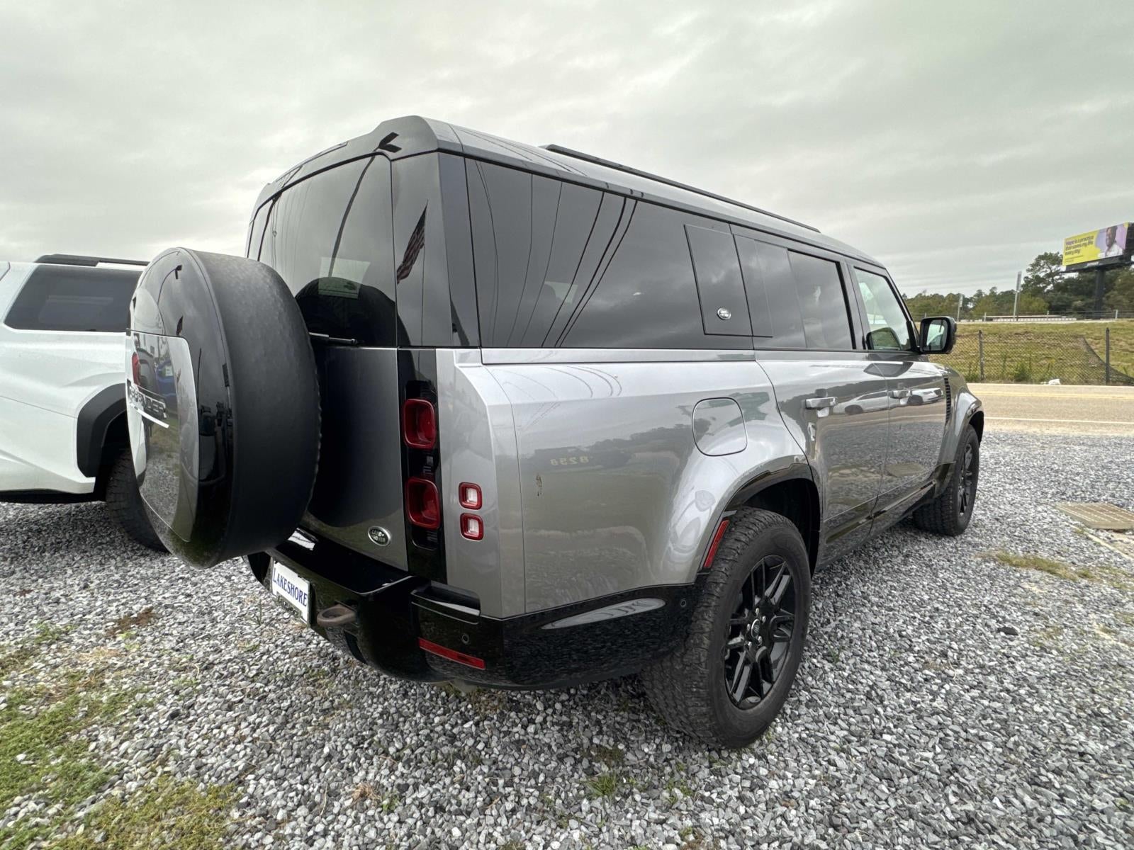 2023 Land Rover Defender 130 X-Dynamic SE
