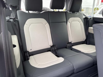 2023 Land Rover Defender 130 X-Dynamic SE