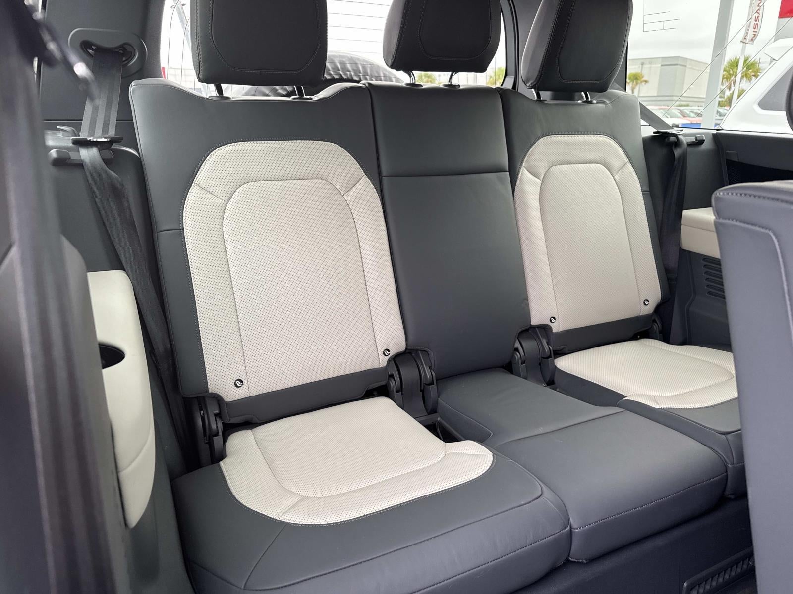 2023 Land Rover Defender 130 X-Dynamic SE